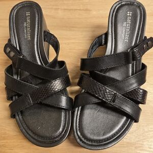 Womens Size 8 Naturalizer 2 1/2 In. Black Wedge Heeled Sandals With Velcro Strap